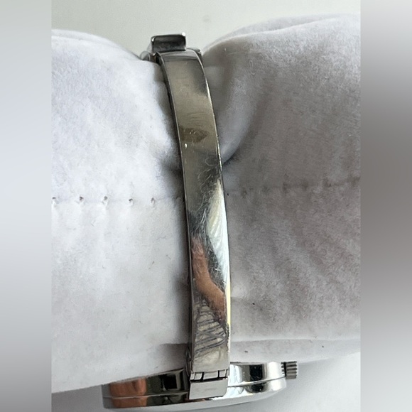 GUCCI 105 Flower diamond Bangle series YA105514 ladies watch. - Picture 7 of 13